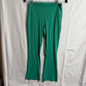 P30. Lululemon Align High-Rise Mini-Flare *Extra Short
Size: 8
Cascadia Green